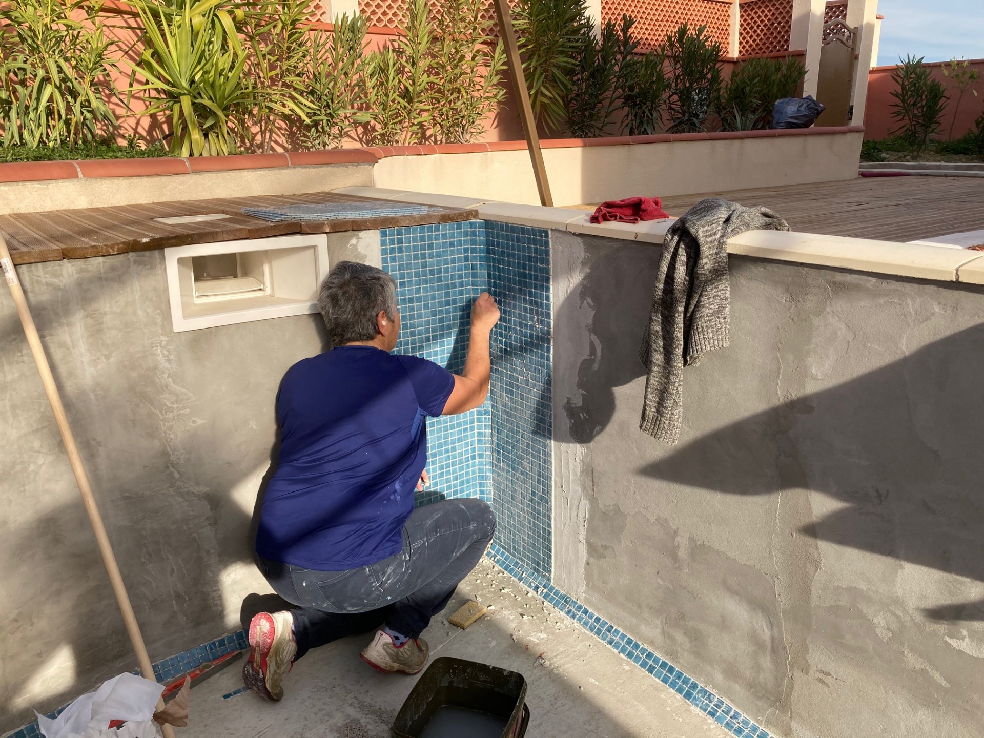 pose du carrelage avec une colle spécial piscine