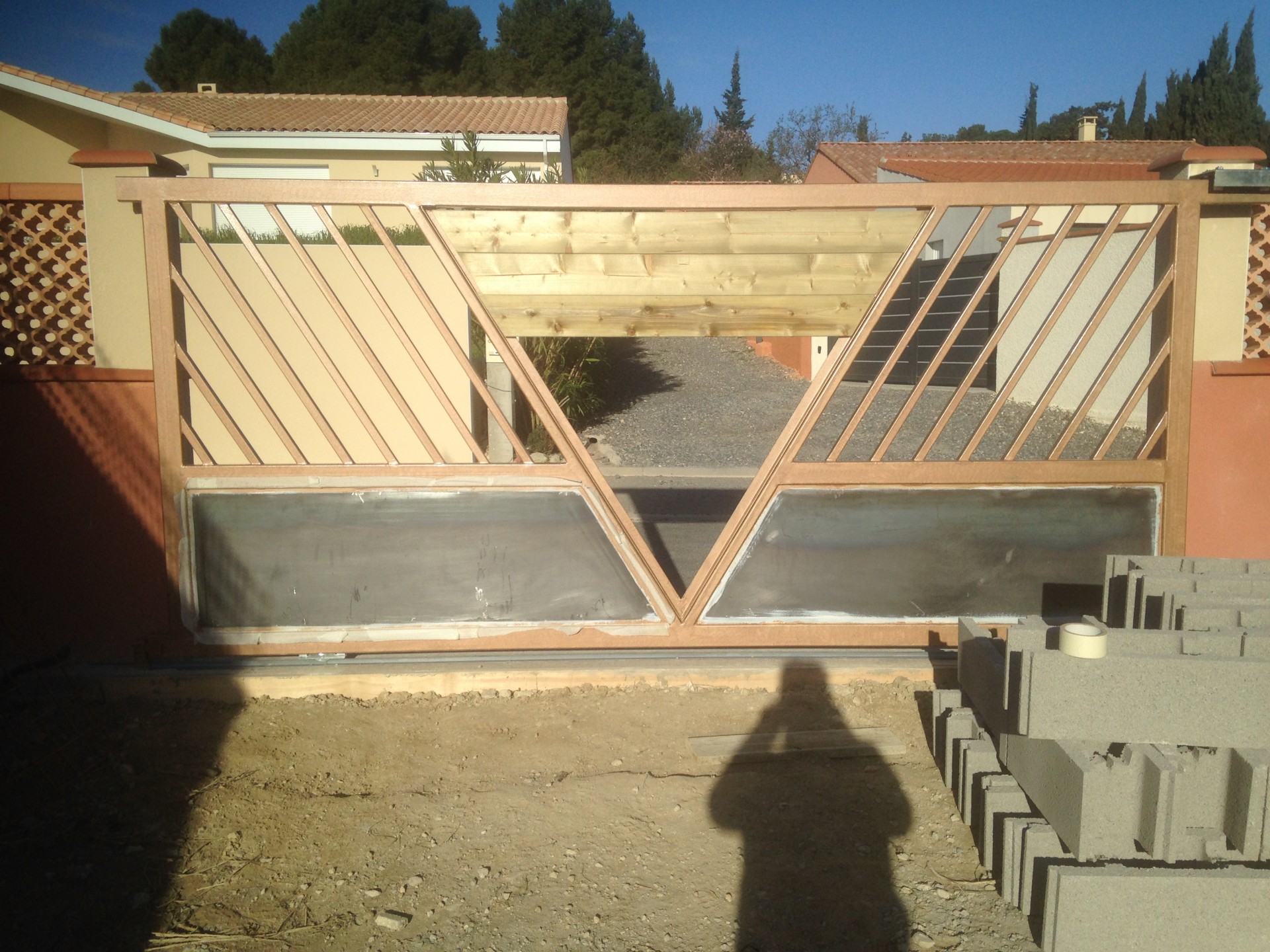 la fabrication du centre du portail est en bois de 27 mm d'épaisseur